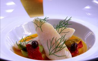 Saint-Pierre en filet au fumet de poissons de roche safrané