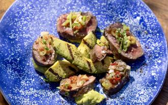 Tagliata de bœuf, condiment avocat épicé