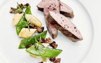 Quasi d’agneau, pois gourmands, trofie et mousserons