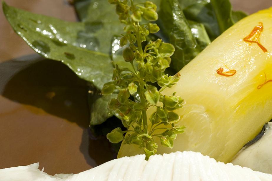 Aile de raie pochée au bouillon de légumes, salade de pousses d’épinards