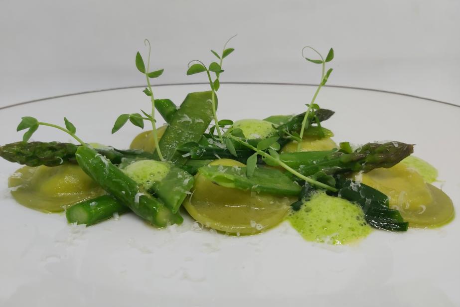 Premières asperges vertes du pays, ravioles et caillé de chèvre frais