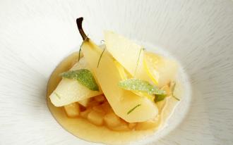 Poire pochée au miel de lavande, sorbet fromage blanc