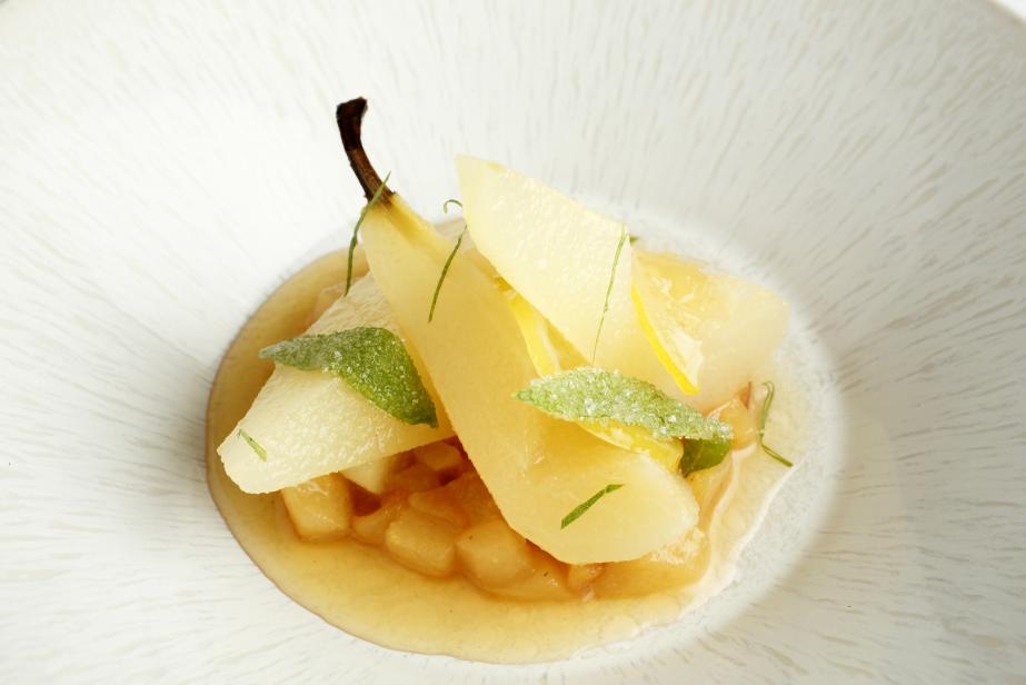 Poire pochée au miel de lavande, sorbet fromage blanc