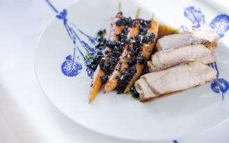 Carottes aux olives noires, roquette, pièce de veau