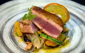 Tournedos de thon mariné, poêlée de figues au miel de Provence et amandes croquantes