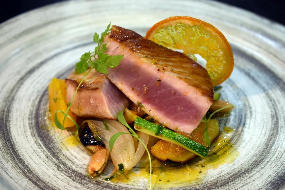 Tournedos de thon mariné, poêlée de figues au miel de Provence et amandes croquantes