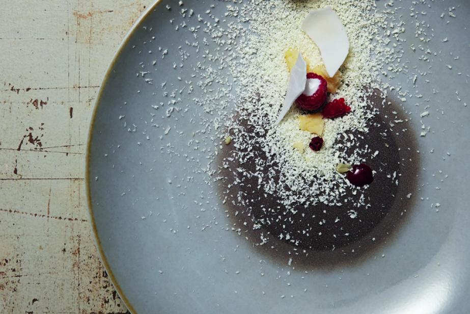 Cantal et purée d’omija, lait de coco, framboises, chocolat blanc