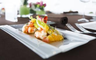 Gambas rôties aux épices, sucrine et huile d’agrumes à la vanille