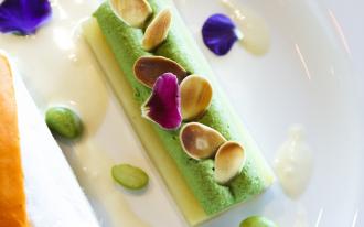 Mignonette de sole braisée au champagne, pomme fondante au thym et moelleux de petits pois aux amandes