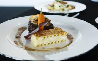 Tournedos de boeuf aux légumes oubliés, gratin de macaroni à la truffe et croustilles de bresaola