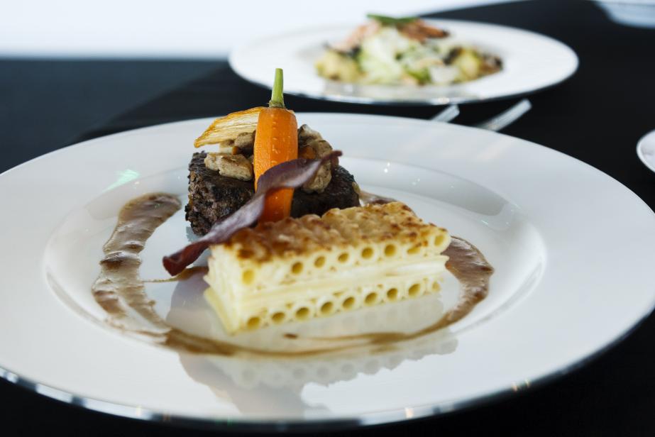 Tournedos de boeuf aux légumes oubliés, gratin de macaroni à la truffe et croustilles de bresaola