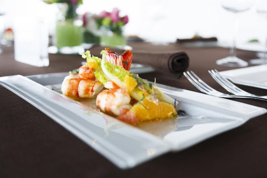 Gambas rôties aux épices, sucrine et huile d’agrumes à la vanille