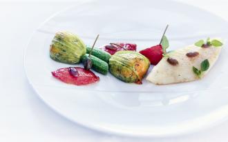 Poisson de Méditerranée, fleur de courgette farcie, tomate, olive et basilic du jardin 