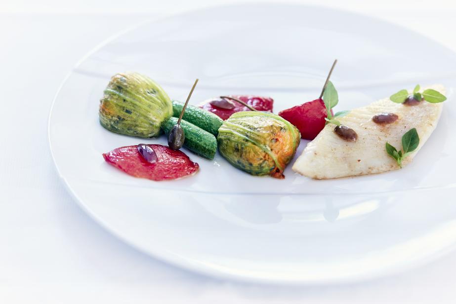 Poisson de Méditerranée, fleur de courgette farcie, tomate, olive et basilic du jardin 