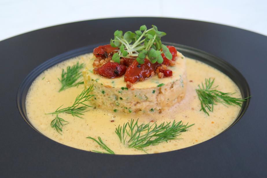 L’oursin comme une quenelle, bouillon de roche à l’orange, popcorn de sarrasin et aneth