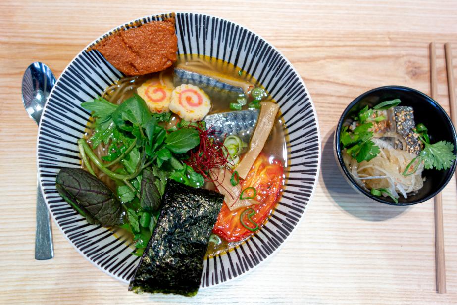 Bouillon dashi et maquereaux marinés