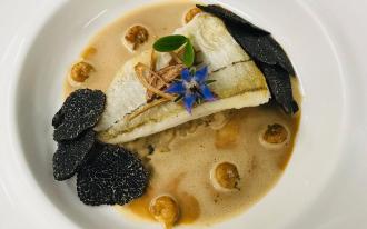 Filet d’églefin, risotto et rabasse, sucs de crevettes grises