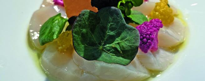 Noix de Saint-Jacques marinées à cru, chou-fleur et pickles