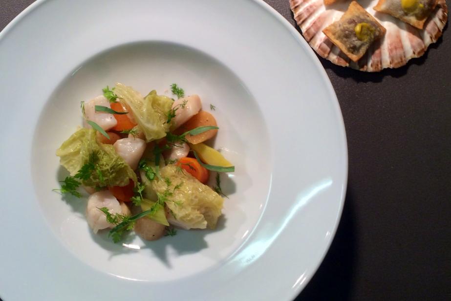 Noix de Saint Jacques en bouillon de pot au feu, rissoles de boeuf au raifort