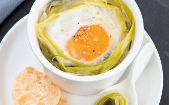 Œuf cocotte et fondue de poireau, tuile au parmesan 