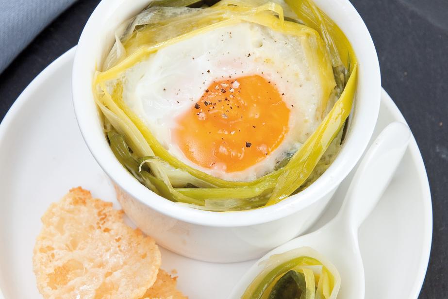 Œuf cocotte et fondue de poireau, tuile au parmesan