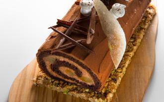 Bûche roulée au chocolat, poire pochée au vin cuit et biscuit croustillant 