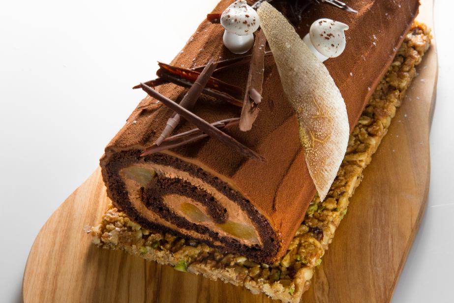 Bûche roulée au chocolat, poire pochée au vin cuit et biscuit croustillant