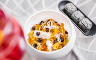 Farfalle au pois chiche noir, calamaretti, peperoncini