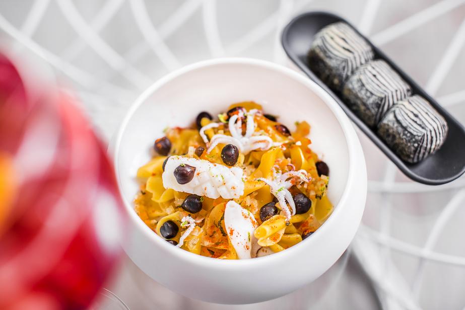Farfalle au pois chiche noir, calamaretti, peperoncini