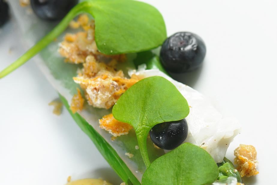 Asperges vertes assaisonnées de lard de Colonnata, œuf mollet à la moutarde de noisettes avec myrtilles «pickles»  etcrumble de noisette