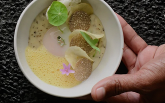 Œuf de poule bio au manioc truffé et jus de maracuja