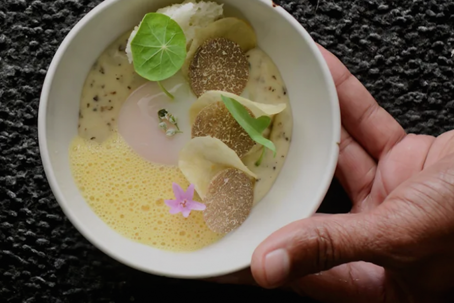 Œuf de poule bio au manioc truffé et jus de maracuja