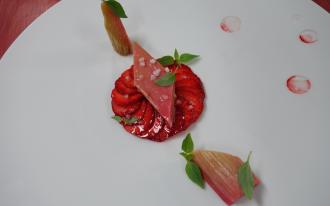 Rhubarbe en croûte de sucre, fine fraise confite au soleil