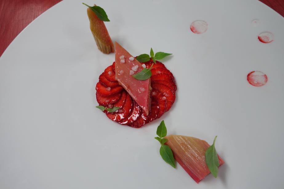 Rhubarbe en croûte de sucre, fine fraise confite au soleil