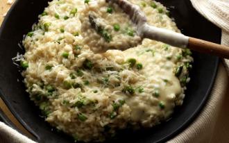 Risotto aux asperges, petits pois et fondue aux 4 fromages