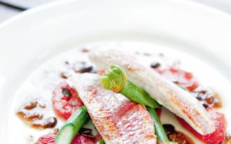 Filets de rougets de Roche du pays à la tapenade, courgettes fleur et tomates confites