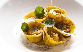 Tortellini au pecorino, jus d’aubergine rôtie