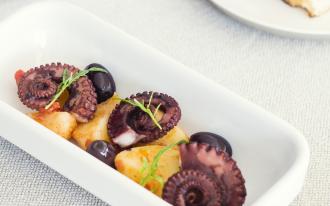 Poulpe, pommes de terres et olives noires